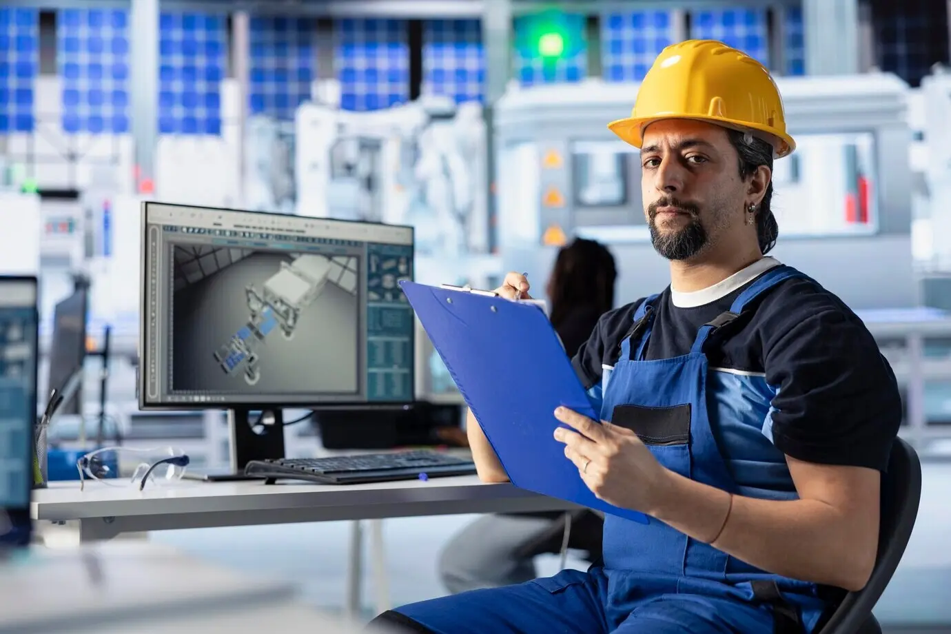 Porträt eines Ingenieurs einer Photovoltaikfabrik, der Papierunterlagen durchsieht