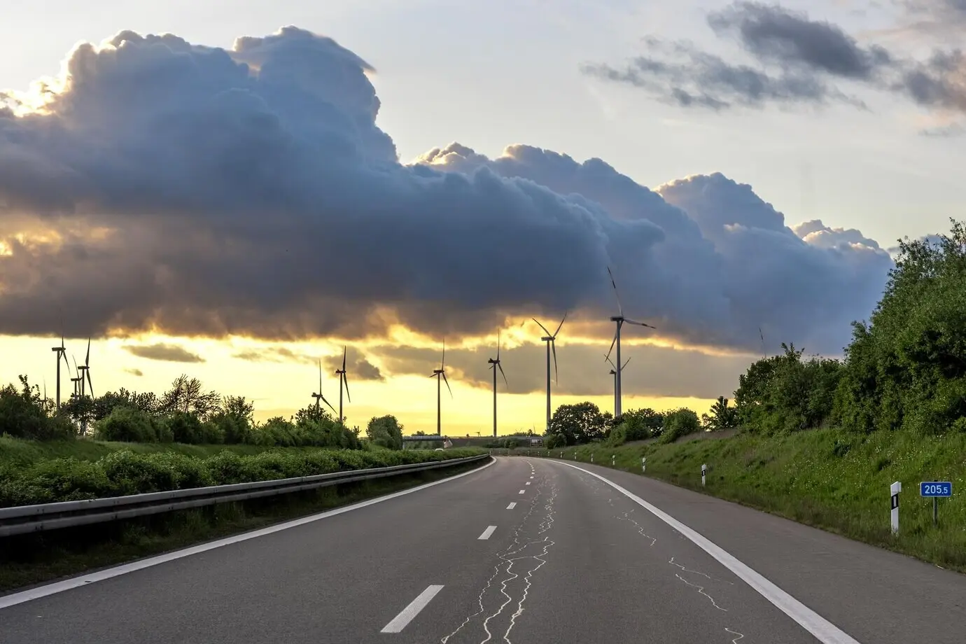 Windkraftanlage auf einem Feld in ländlicher Umgebung, nachhaltige Energie