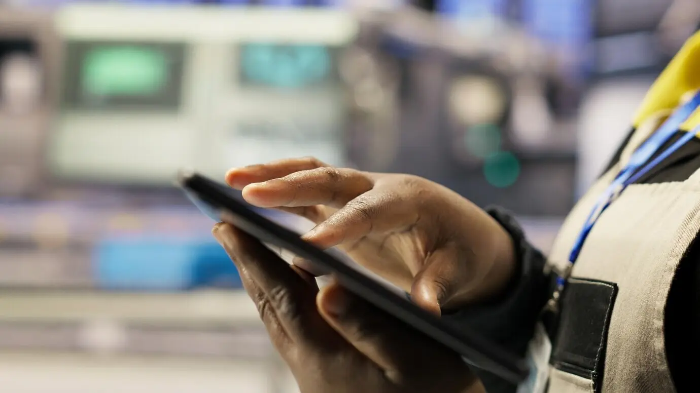 Industrie-4.0-Anlageningenieur entwirft mithilfe einer CAD-Anwendung auf einem Tablet neue robotische Maschinen.